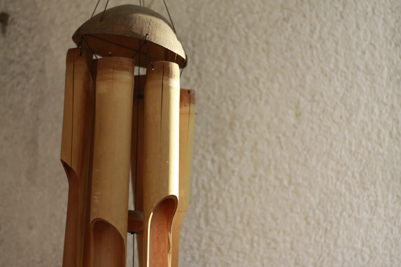 Dzwonki wietrzne wykonane z bambusa wydają głęboko relaksujące dźwięki.